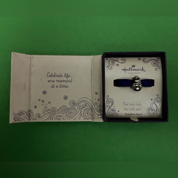 Hallmark Gold Crown connections charm. - Picture 4 of 5